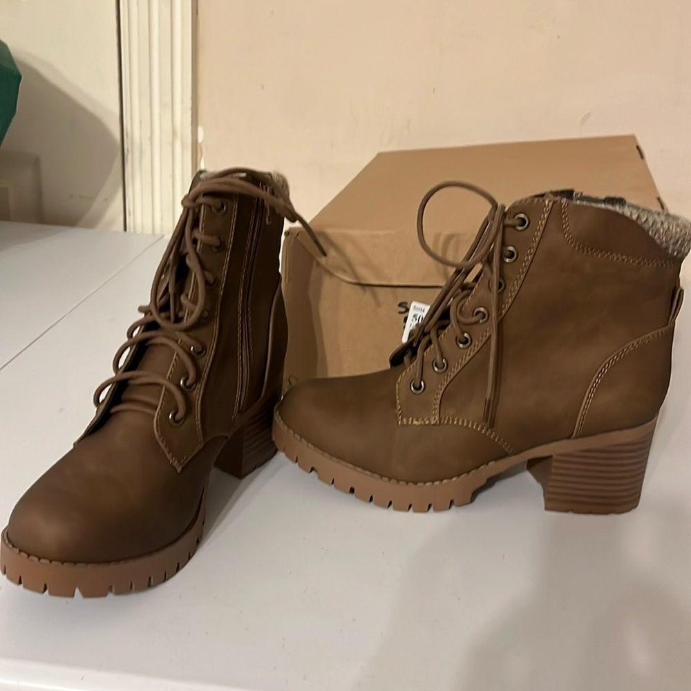 Soda lace up boots